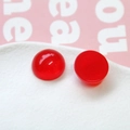 Vue macro de cabochons en résine rouge pailletée pour bijoux DIY et artisanat - Rouge