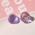 Detalle macro de dijes de resina púrpura con purpurina e iridiscentes para joyería DIY - Púrpura