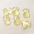 Detalle macro de dijes de osos de resina facetada con purpurina aurora iridiscente - Amarillo