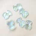 Detalle macro de cuentas de oso de resina facetada iridiscente para accesorios de joyería - Verde Menta