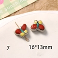 Détail macro de perles papillon en céramique colorées de 16x13mm pour bijoux DIY - Style Contour Rouge Jaune Bleu (89#7)