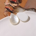 Dettaglio di ciondoli a goccia in resina bianca liscia e finitura perlata lucida - Stile Goccia d'Acqua / 25x18mm