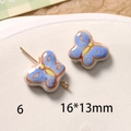 Gros plan d'une perle papillon en céramique bleu clair 16x13mm avec tige en métal doré - Style Bleu Clair et Jaune (85#6)