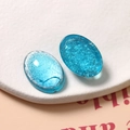 Detail von ovalen blauen Harz-Patches mit Silberfolie und Eisriss-Textur für DIY-Schmuck - Blau