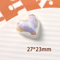 Vista macro de accesorio de resina en forma de corazón de 27x23mm con acabado aurora - Estilo Corazón Grande / 1 Pieza / Blanco AB