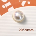 Vista macro de una perla de corazón de 20mm con brillo láser para accesorios de bricolaje - Estilo Semicírculo Perlado / 1 Pieza / Blanco AB