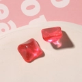 Primer plano de dijes cuadrados de resina roja con purpurina y textura de ondas para DIY - Rosa Rojo