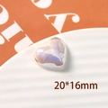 Vista macro de un dije de corazón en resina de 20x16mm con acabado láser iridiscente - Estilo Corazón Pequeño / 1 Pieza / Blanco AB