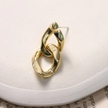Detaillierte Makroansicht von ineinandergreifenden goldenen Kettenohrringen - Gold Doppelring Kette