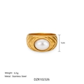 Bague large en acier plaqué or 18k avec perle blanche et texture de plumes gravée - US 6 / Style Perle Unique Texture Blé (DZR102326)