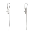 Boucles d'oreilles longues en argent avec pendentif croix en zircon sur fond blanc - Argent