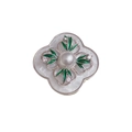 Elegante spilla a fiore a quattro foglie con smalto verde e dettagli in perla - Stile Argento