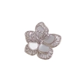 Edle silberne Blumenbrosche mit weißen Muschelblüten und funkelnden Zirkonia-Akzenten - Silber