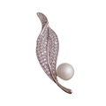Elegante spilla a foglia d'argento con zirconi scintillanti e dettaglio di perla bianca - Argento