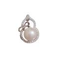Elegante spilla a perla Hulu con farfalla in zirconi pavé e finitura argento - Stile Spilla Zucca Perla Traforata Strass / Argento