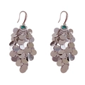 Silberne Fransenohrringe mit grünem Edelstein und Metallplättchen an Ohrhaken - Silber