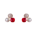 Boucles d'oreilles dorées avec perles blanches, cristaux rouges carrés et diamants - Rouge