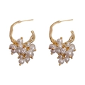 Boucles d'oreilles créoles dorées avec perles blanches et accents de cristaux brillants - Boucles d'Oreilles Gland Perlées Raisin Géométrique / Blanc perle