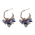 Boucles d'oreilles créoles or rose ondulées avec pierres bleues et perles blanches - Petite Pierre Naturelle Concassée / Boucles d'Oreilles Grappe de Raisin Géométrique / Bleu