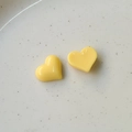 Primer plano de dijes de resina con forma de corazón amarillo para manualidades DIY - Amarillo