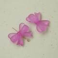 Detail von rosa mattem Acryl-Schleifenanhänger mit Metallöse für DIY-Schmuck - 1 Stück / Lila