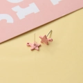 Detailansicht der rosa sternförmigen Ohrstecker mit matter Textur und DIY-Aufhängeschlaufe - 10 Stück / Rosa Stern