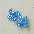 Vista macro de colgantes de mariposa de resina con lentejuelas azules para accesorios - Azul