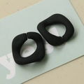 Detalle macro de anillos abiertos geométricos negros mate irregulares para accesorios DIY - Cuadrado / 1 Pieza / Negro