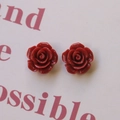 Detalle de dijes de flores de rosa de resina roja para joyas y accesorios DIY - Rosa Roja