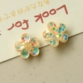 Makroaufnahme von bunten Harzblumen mit Glitzer für DIY-Ohrringe und Handyhüllen - Beige