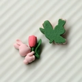 Vista macro dettagliata di ciondoli fai-da-te in resina 3D con coniglio e tulipano rosa - Coniglio Rosa