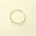 Detalle de accesorio para pendiente redondo geométrico de 30mm bañado en oro con gancho - Aro Grande (Dorado)
