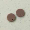 Makroansicht von 16mm mattgrau-violetten Acryl-Rundscheiben mit Löchern für DIY-Schmuck - Schokoladenbraun