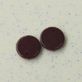 Nahaufnahme von runden dunkelvioletten 16mm Acryl-Anhängern mit Loch für DIY Schmuck - Dunkelbraun