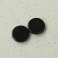 Detailaufnahme 16mm schwarze polierte Acrylscheiben mit Vorbohrung für DIY-Schmuckherstellung - Schwarz