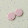 Gros plan de perles rondes roses de 16 mm en acrylique avec trous pour bijoux DIY - Rose