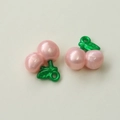 Dettaglio dei ciondoli a forma di ciliegia rosa perlato con foglie verdi - Ciliegia Rosa