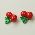 Dettaglio di ciondoli a forma di ciliegia rossa lucida per creazione gioielli fai-da-te - Ciliegia rossa