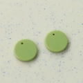 Detail von 16mm hellgrünen Acryl-Rundscheiben mit Löchern für DIY-Schmuckherstellung - Grasgrün