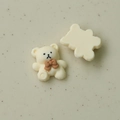 Detailansicht von cremefarbenen Bären-Resin-Anhängern mit braunen Schleifen für DIY-Bastelarbeiten - Cremeweiß Bär