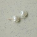 Ciondolo a conchiglia bianca iridescente su spilla dorata per gioielli fai-da-te e nail art - Conchiglia