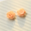 Détail montrant l'avant et l'arrière plat de roses en résine pêche pour accessoires DIY - Rose chair