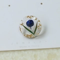 Round resin earring with blue flower buds and gold foil on a white jewelry card - Single Patch / Blue