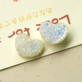 Vista dettagliata di ciondoli a cuore in resina glitterata per creazione gioielli DIY - Bianco