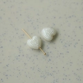 Ciondoli a cuore di perle bianche con spilli dorati per gioielli e decorazioni nail art - Cuore Granulato