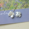 Dettaglio di ciondoli a forma di orchidea perlata con perni per creazione gioielli fai-da-te - Orchidea Bianco Argento