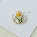 Pendentif rond en résine avec bourgeon de tulipe jaune, feuilles et feuilles d'or - Patch Simple / Jaune