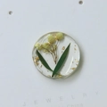 Pendentif rond en résine avec fleurs séchées et feuille d'or sur carte blanche - Patch Simple / Campanule