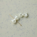 Perline a forma di fiocco bianco perlato con foro centrale per creazioni di gioielli DIY - Stile 1 Fiocco