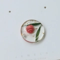 Pendentif rond en résine avec tulipe rouge, feuilles vertes et feuilles d'or - Pendentif avec Trou / Rose